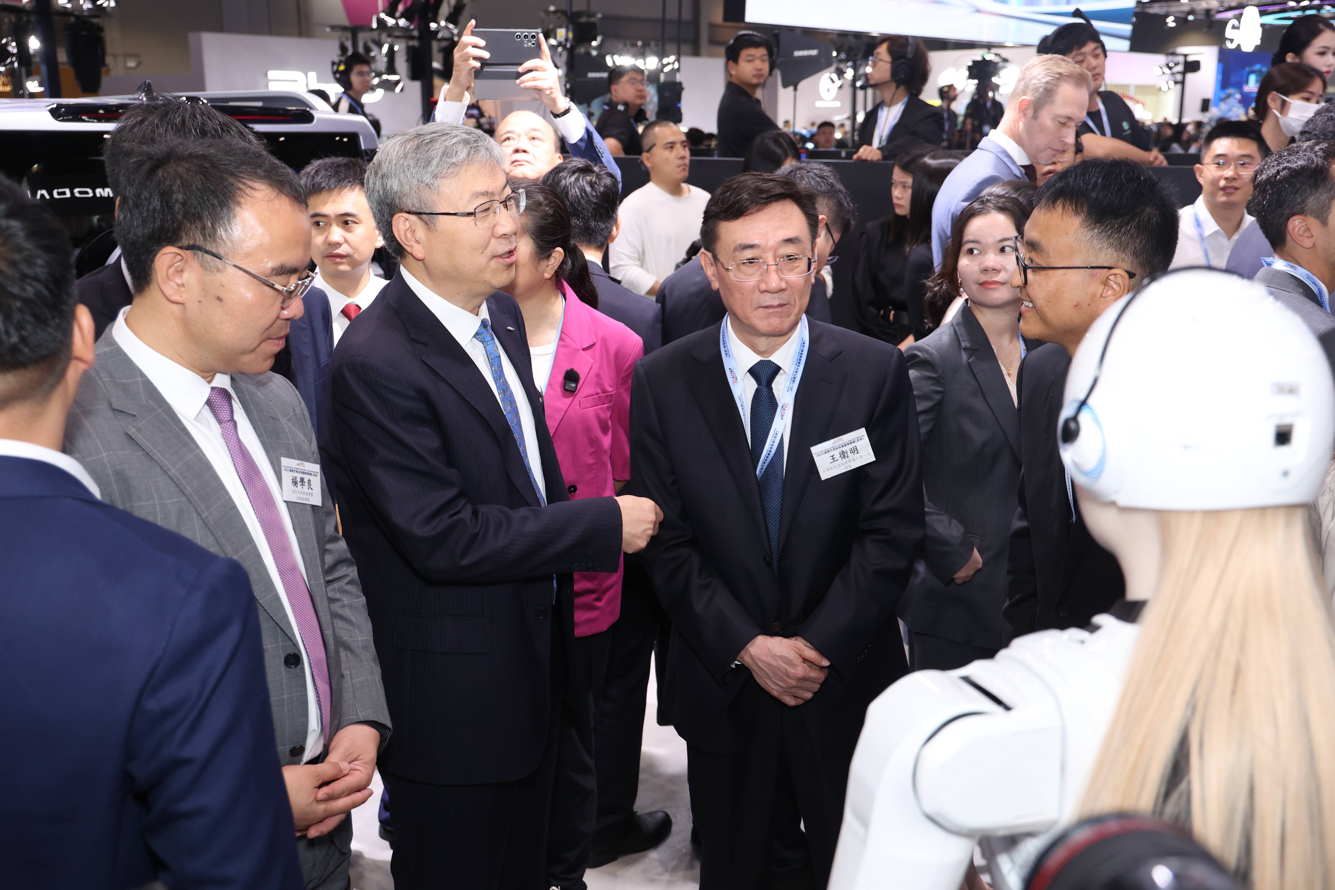 墨甲機器人亮相香港車博會，智能科技與東方之珠碰撞新火花