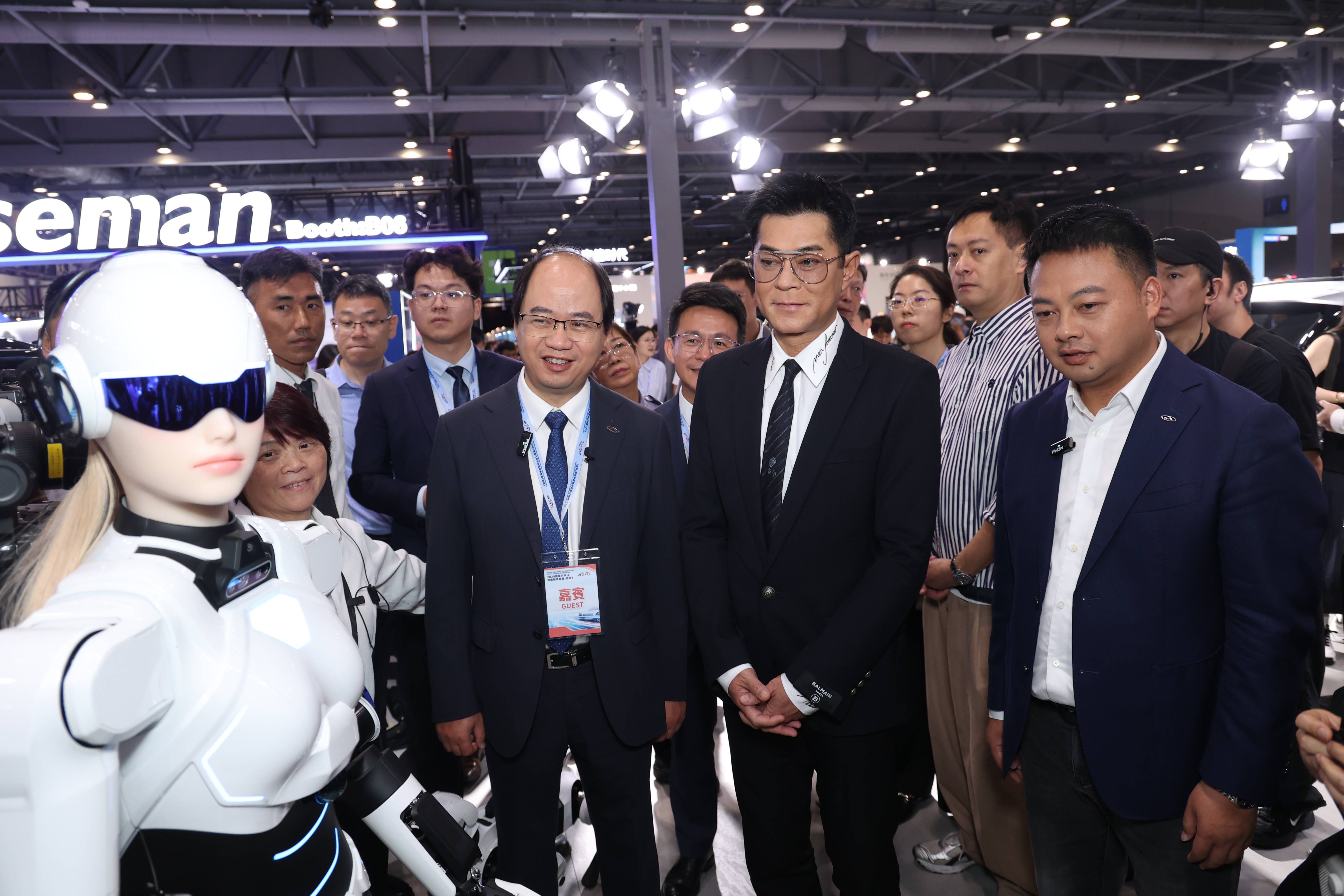 墨甲機器人亮相香港車博會，智能科技與東方之珠碰撞新火花