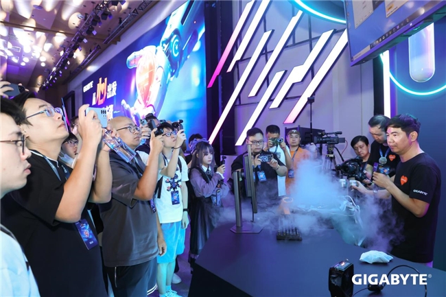 7.3GHz新紀(jì)錄！HiCookie再創(chuàng)9800X3D+技嘉X870主板超頻戰(zhàn)績(jī)