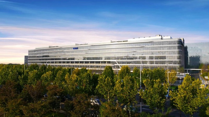 當(dāng)算力追逐遇上數(shù)據(jù)瓶頸：DRAM成AI價值鏈重構(gòu)的戰(zhàn)略中