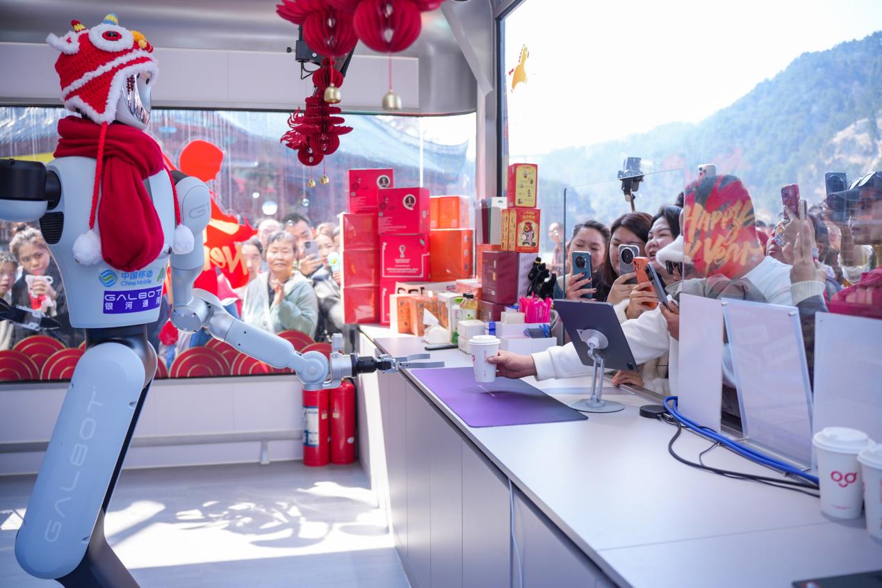 圖片包含 人, 桌子, 室內, 女人 AI 生成的內容可能不正確。