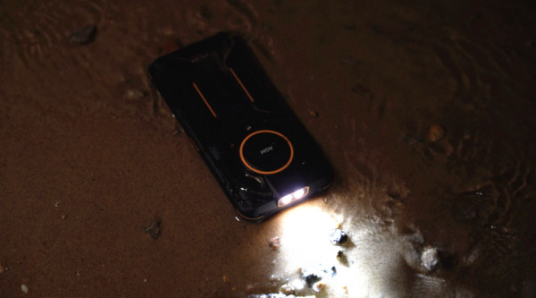 激光換手電？AGM時隔一個月再發(fā)新手機——G1大燈版