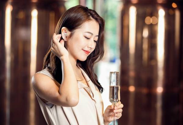 致敬勇敢追求自我的職場(chǎng)女性，送她飛利浦T5506降噪藍(lán)牙耳機(jī)