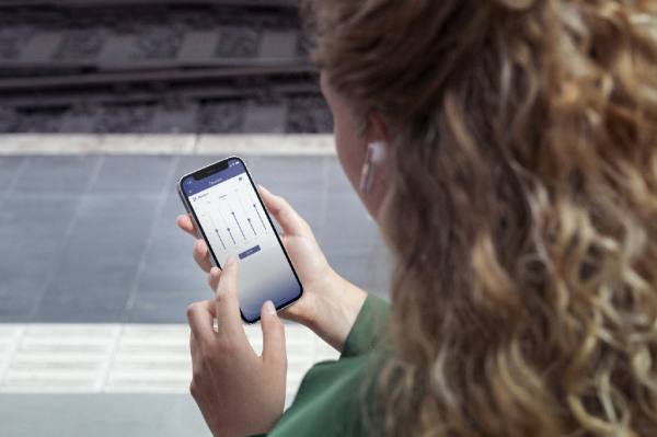 致敬勇敢追求自我的職場(chǎng)女性，送她飛利浦T5506降噪藍(lán)牙耳機(jī)