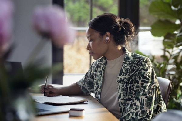 致敬勇敢追求自我的職場(chǎng)女性，送她飛利浦T5506降噪藍(lán)牙耳機(jī)