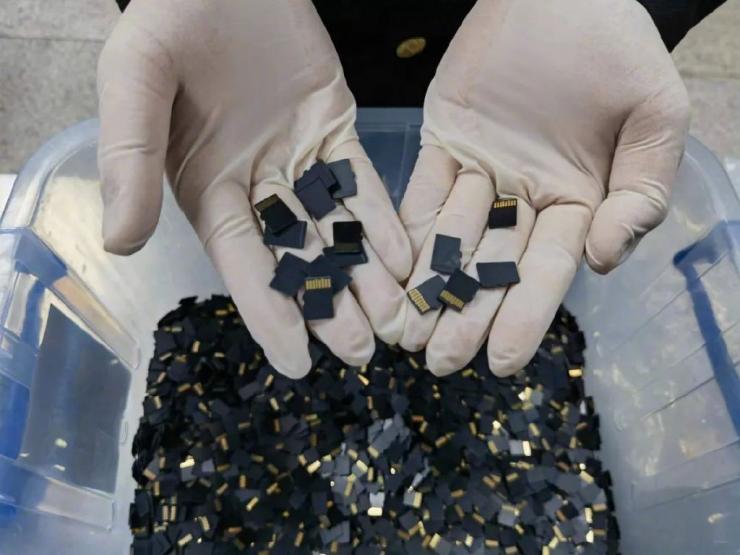 藏得太深！男子用自行車藏匿6000張SD卡入境被查