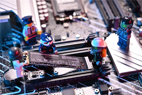 京東“開門紅”換新正當時，致態(tài)固態(tài)硬盤“Ti惠玩”