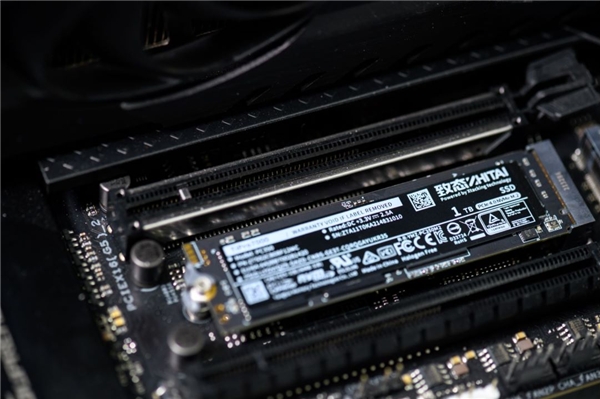 京東“開門紅”換新正當時，致態(tài)固態(tài)硬盤“Ti惠玩”