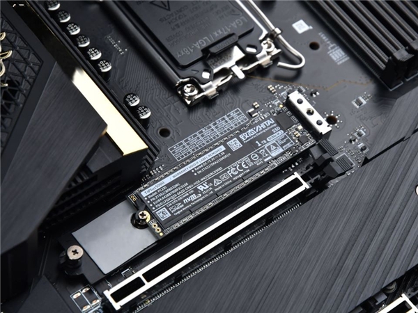 京東“開門紅”換新正當時，致態(tài)固態(tài)硬盤“Ti惠玩”