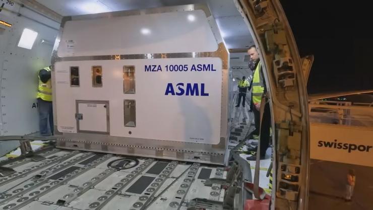 開箱視頻曝光！英特爾高調(diào)曬出ASML新一代High-NA EUV，單臺售價超27億元！