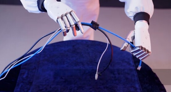 戴盟機(jī)器人發(fā)布Sparky 1：人形機(jī)器人兩大陣營(yíng)已現(xiàn)，要能跑能跳還是要心靈手巧