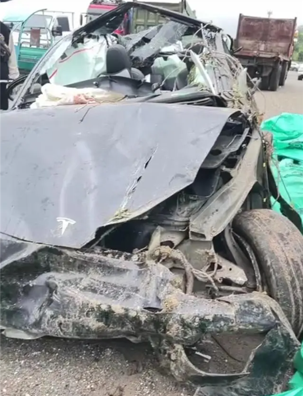 時速120墜崖，行車數(shù)據(jù)消失？特斯拉回應浙江金華車輛事故！