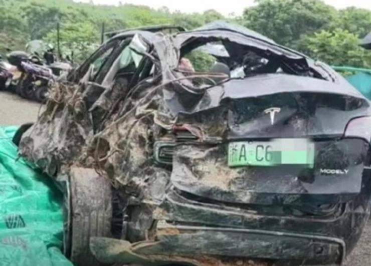 時速120墜崖，行車數(shù)據(jù)消失？特斯拉回應浙江金華車輛事故！