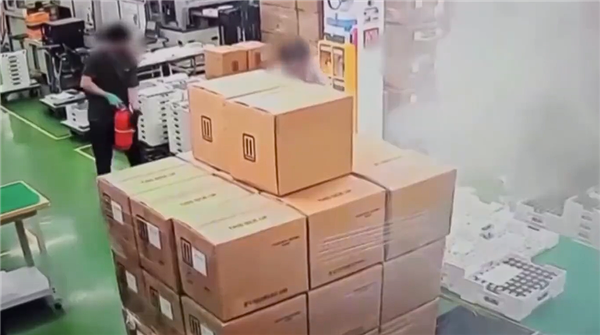 韓國(guó)鋰電池廠火災(zāi)監(jiān)控視頻曝光！疑似中毒，或?yàn)槿说湣? /> 
</p>
<p style=