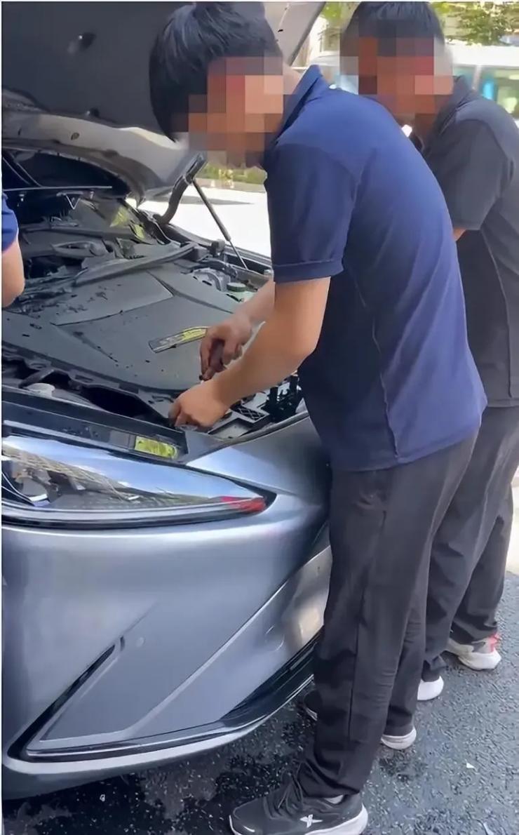 汽車(chē)自燃，廠家第一時(shí)間蓋黑布、撬車(chē)標(biāo)？官方緊急回應(yīng)！