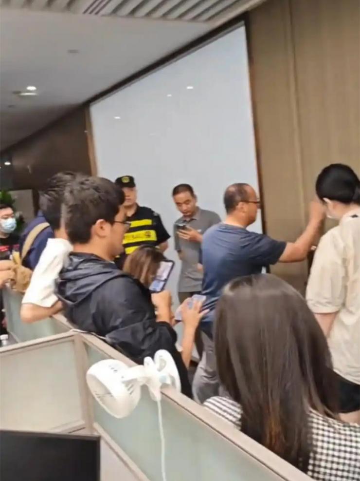 視頻曝光：哪吒汽車CEO遭員工圍堵討薪！