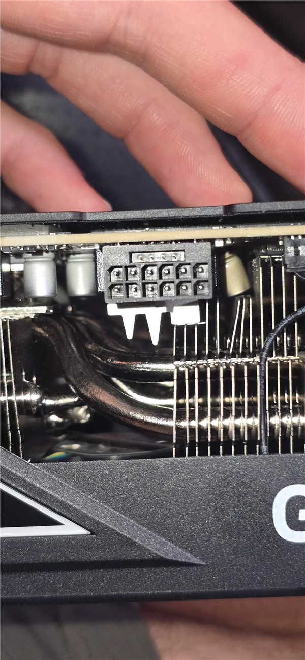 英偉達RTX 5090被曝電容爆炸：金屬散熱片直接炸彎！