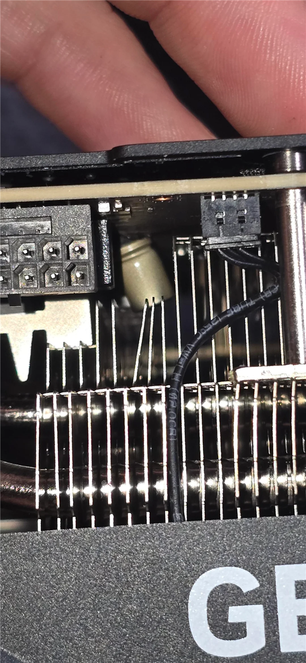 英偉達RTX 5090被曝電容爆炸：金屬散熱片直接炸彎！