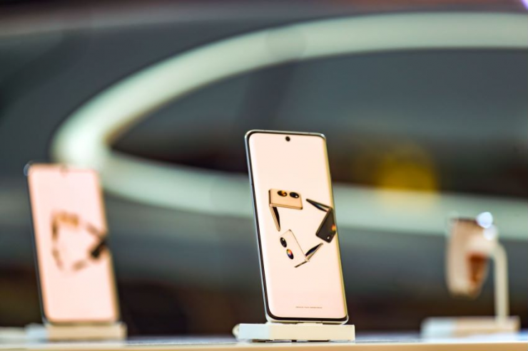 華為Mate50系列攜手AITO問界M5 EV亮相北京時(shí)裝周