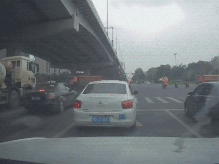 成都一特斯拉“失控”連撞11車，剎車燈成爭議焦點