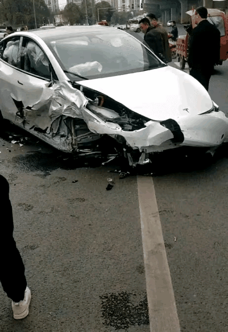 成都一特斯拉“失控”連撞11車，剎車燈成爭議焦點