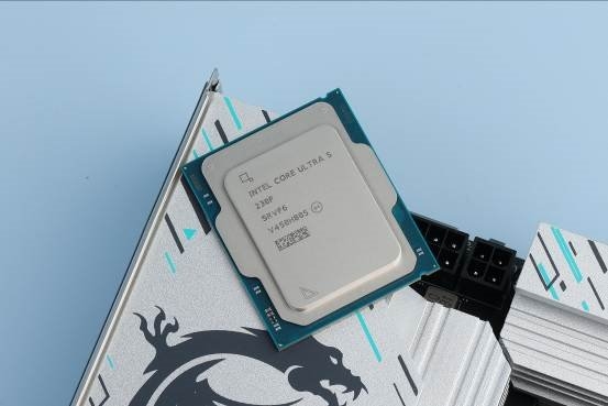 千元神U對決：酷睿Ultra 5 230F制勝，游戲、AI都領(lǐng)先