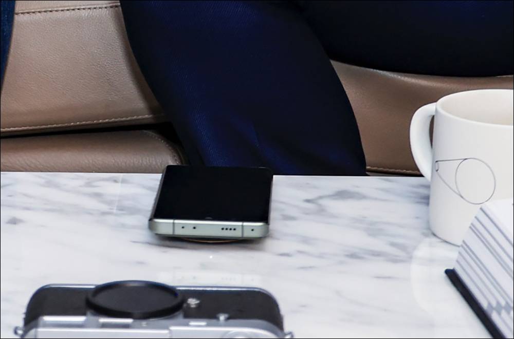 鏡頭模組巨大！徠卡相機曝光小米 13 Ultra 實體機