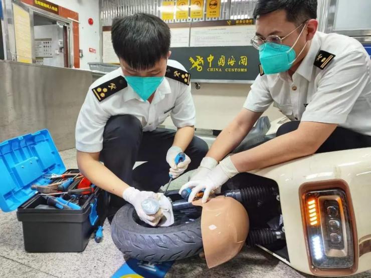 單次獲利幾十萬(wàn)？女子單車藏上萬(wàn)張存儲(chǔ)卡被查！