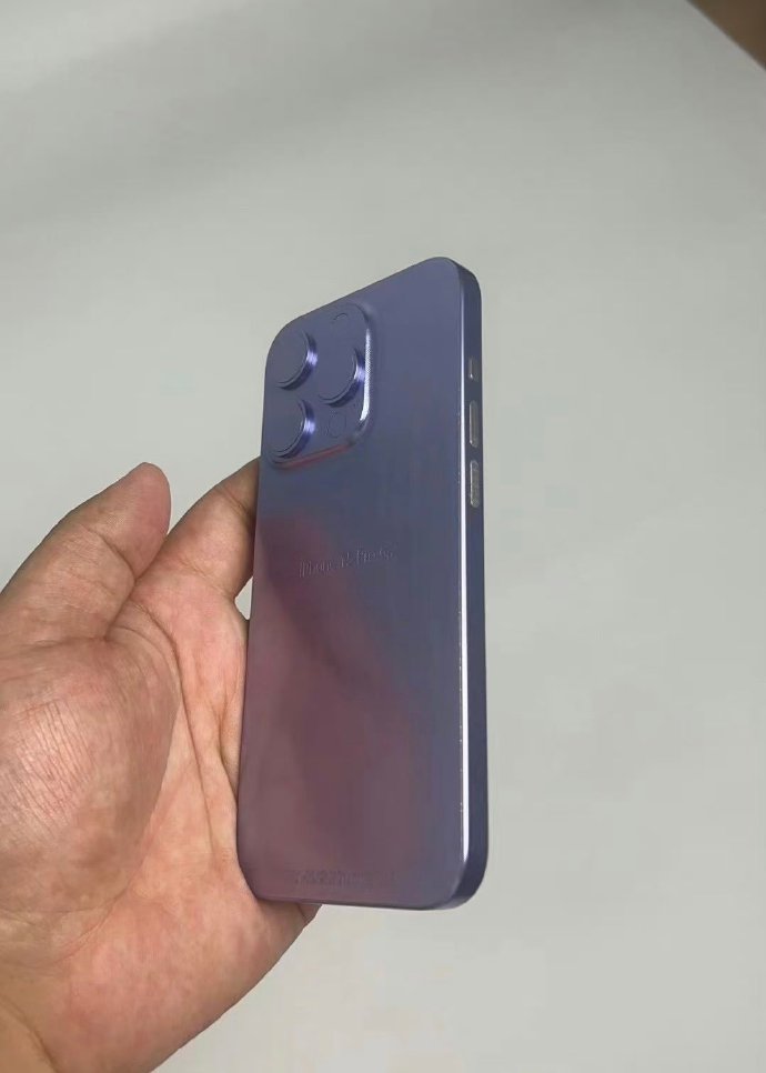 真機上手效果，iPhone 15 Pro 鋁板模型機曝光