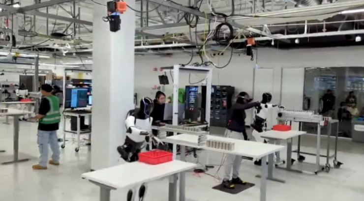 特斯拉機(jī)器人進(jìn)廠打工：會(huì)分揀電池、自我矯正！
