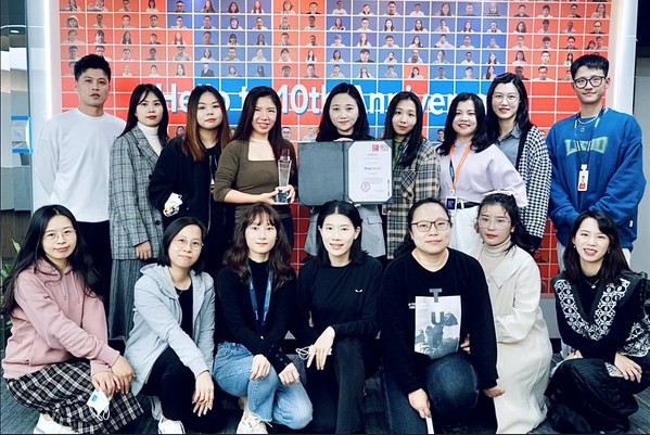 RingCentral鈴盛員工與獎杯合影