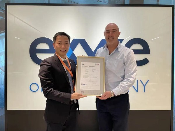 譚國明（BSI大中華區(qū)運營總監(jiān)）向Frank Lorenzetto （Exyte東北亞區(qū)副總裁）頒發(fā)證書