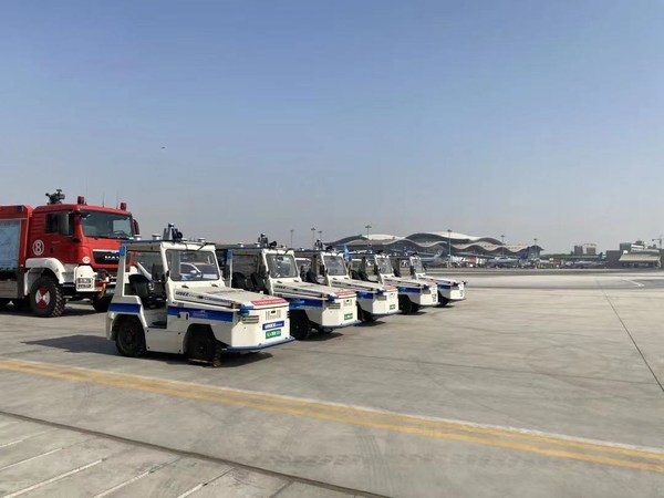 馭勢科技無人駕駛行李牽引車隊(duì)