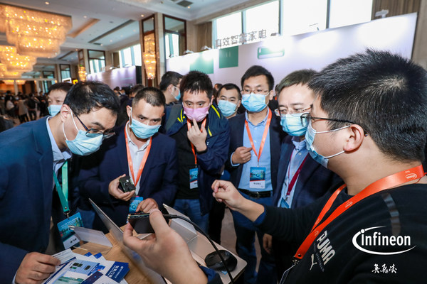 參會者參觀英飛凌展臺，了解創(chuàng)新解決方案