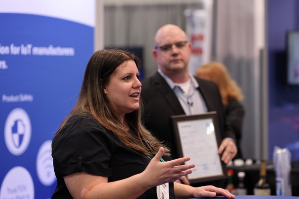 TUV萊茵在CES為BodyGuardz Pure 3屏幕保護(hù)膜頒發(fā)綠色產(chǎn)品標(biāo)識