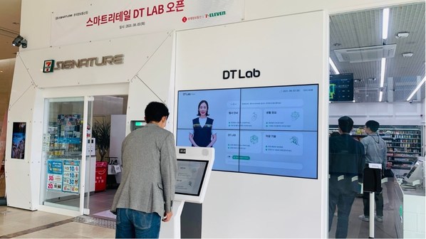 首爾加山洞Lotte Information and Communication大樓內(nèi)的7-11便利店內(nèi)，一位客戶正在使用AI Clerk。AI Clerk回答產(chǎn)品和附近地點相關(guān)問題。