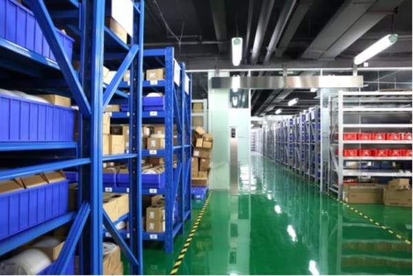 圖：華強(qiáng)商城自營(yíng)大型恒溫智能倉(cāng)儲(chǔ)中心，元件2小時(shí)極速出庫(kù)