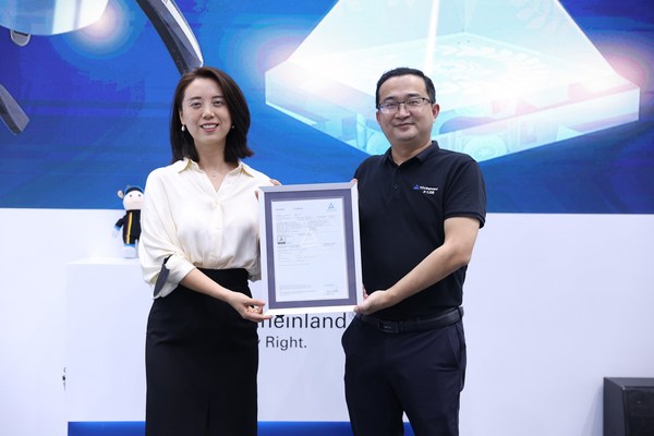 TUV萊茵大中華區(qū)電子電氣產(chǎn)品服務區(qū)域總經(jīng)理陳文華（右），天趣星空創(chuàng)始人兼CEO王潔出席了頒證儀式