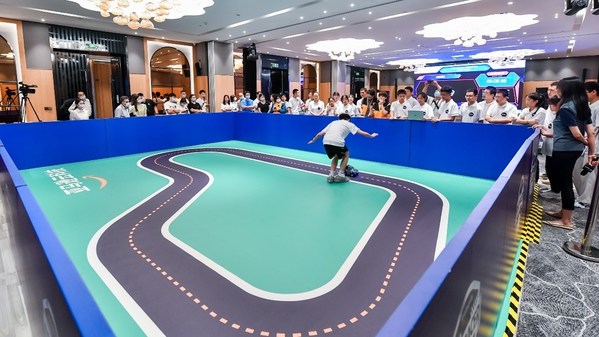 活動(dòng)現(xiàn)場(chǎng)開展了“AI在未來(lái)”公益計(jì)劃Amazon DeepRacer友誼賽