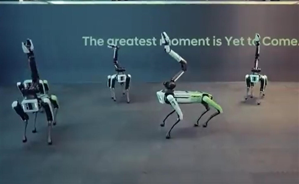 整活了！波士頓動(dòng)力機(jī)器人秀男團(tuán)舞：動(dòng)作整齊劃一