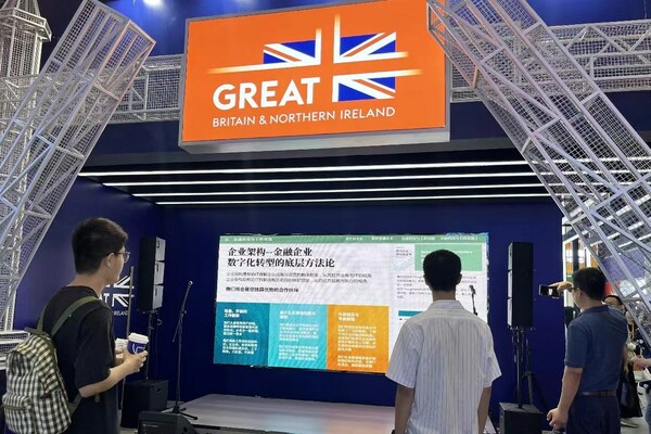 觀眾駐足服貿(mào)會思特沃克展臺，了解數(shù)字化轉(zhuǎn)型解決方案