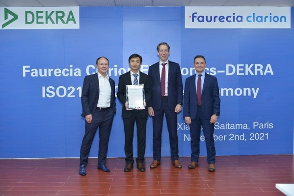 從左到右：DEKRA德凱功能安全全球高級(jí)副總裁Gerhard Rieger先生、佛吉亞歌樂電子中國(guó)區(qū)研發(fā)總監(jiān)何冬先生、佛吉亞歌樂電子Total Customer Satisfaction & Transformation Vice President Benjamin Thoma博士、DEKRA德凱亞太區(qū)高級(jí)副總裁Kilian Aviles博士