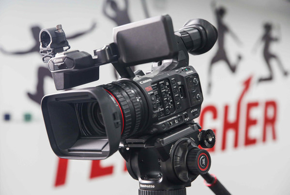 XF605能很好地應(yīng)對電視臺拍攝對高畫質(zhì)、高機動性的需求，對單人操作非常友好