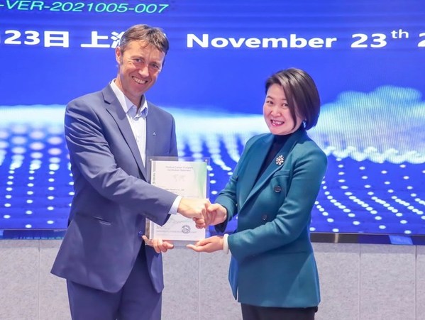 正泰榮獲DEKRA德凱頒發(fā)的中國首張低壓電器領域碳足跡認證證書