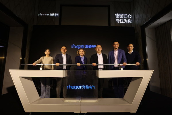 海格電氣RCU酒店客控項(xiàng)目代表共同啟動(dòng)能量桿，點(diǎn)亮酒店“數(shù)智”未來(lái)