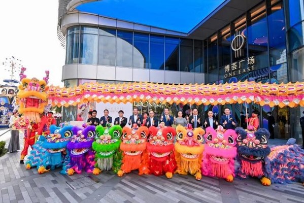 瑞獅點睛（從左至右：LOOKNOW品牌執(zhí)行總裁嚴(yán)明、中國區(qū)負(fù)責(zé)人王哲、黃浦區(qū)人民政府副區(qū)長王鼐、加拿大駐上海副總領(lǐng)事Jason Reeves、黃浦區(qū)人民政府區(qū)長沈山州、博楓資產(chǎn)管理董事總經(jīng)理、中國區(qū)負(fù)責(zé)人司徒默、博楓資產(chǎn)管理高級副總裁楊毅文、上海市外商投資協(xié)會會長黃峰、遠(yuǎn)景能源執(zhí)行董事周宏文、IMAX大中華區(qū)CEO 陳遠(yuǎn)鵬）