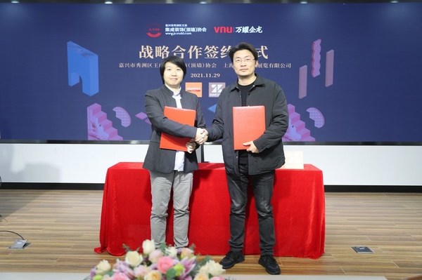 左：上海萬耀企龍展覽有限公司城市與建筑事業(yè)部項(xiàng)目總監(jiān)-梁婕女士 右：浙江奧華電氣有限公司副總經(jīng)理-方正波先生