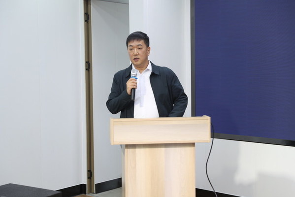 嘉興市秀洲區(qū)王店集成裝飾(頂墻)協(xié)會(huì)會(huì)長、浙江鼎美智裝股份有限公司董事長-張軻先生