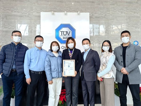 TUV南德與頂耀智能科技雙方代表頒證合影留念 TUV南德與頂耀智能科技雙方代表頒證合影留念