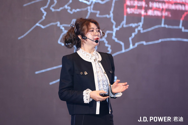 J.D. Power中國(guó)區(qū)汽車數(shù)字化零售咨詢事業(yè)部總經(jīng)理謝娟發(fā)表演講